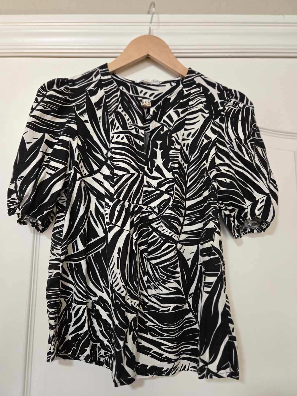 Panama Jack Black & White Tropical Linen Blend Puff-Sleeve Blouse